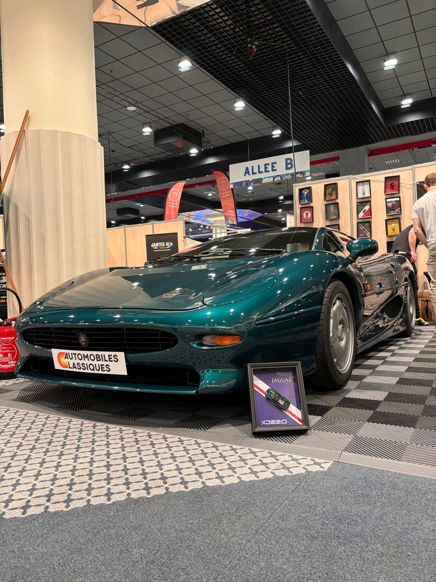 Jaguar XJ220